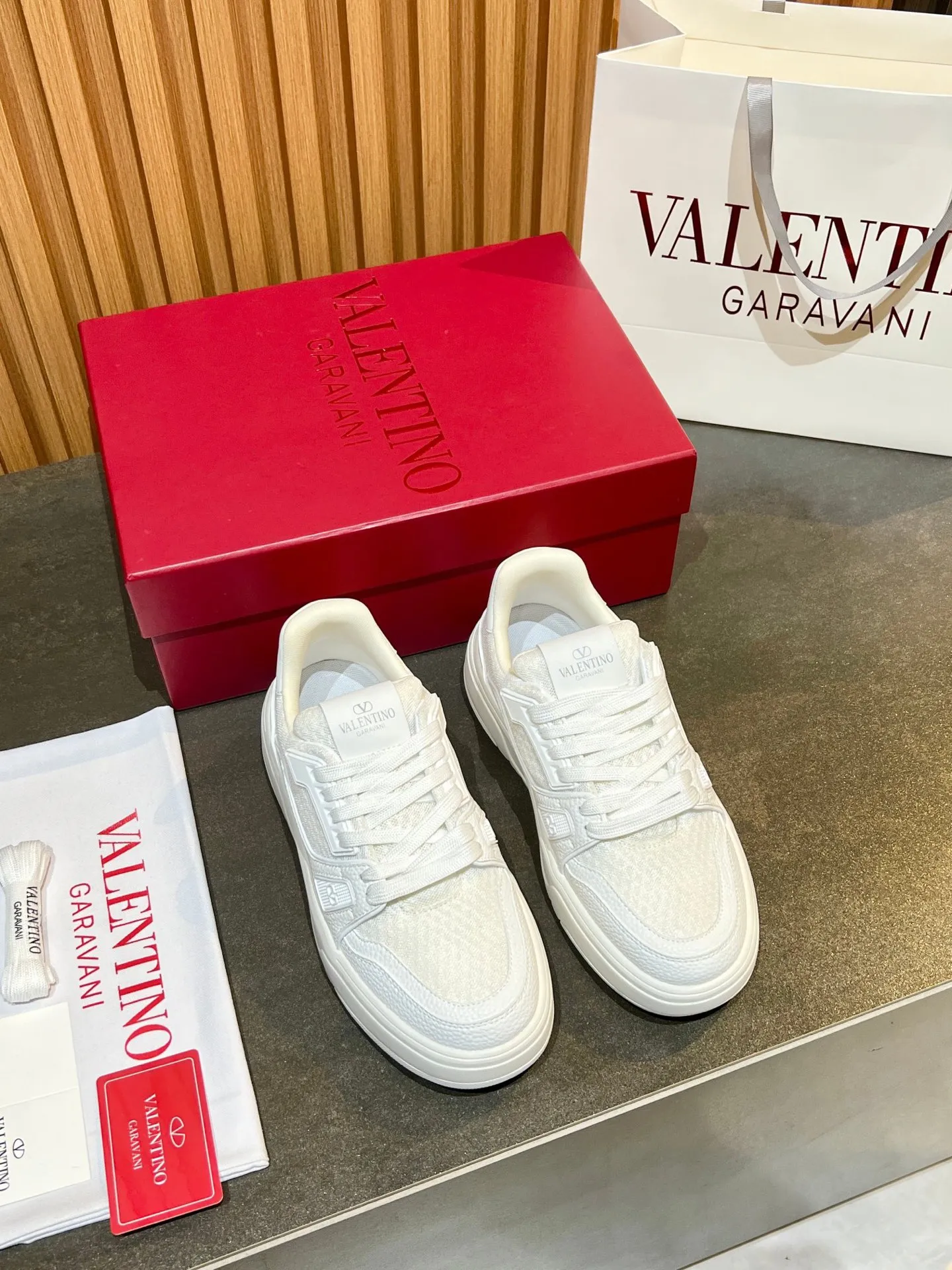 Men's men's shoes 💰640 VLNT Valentino 𝑶𝒏𝒆𝑺𝒕𝒖𝒅 Couple's sneakers series Valentino 2025 latest couple's sneakers, same style for celebrities, hot sale. Original ZP purchase and dismantling. Repeated pattern making and modification. Trying to restore 1:1 original version! Top luxury masterpiece, soft and comfortable, breathable and light, combines fashion and leisure, brings excellent and elegant texture and excellent on-foot comfort. Top purchasing version upper: imported high-end breathable mesh/original oil edge craftsmanship. Inner: imported mesh. Outsole: original development 𝐓𝐏𝐔 two-color combination outsole. Packaging: original configuration complete package. Code number: 35/44 (customized 45 46). Can be customized (self-labeled - no label) order.